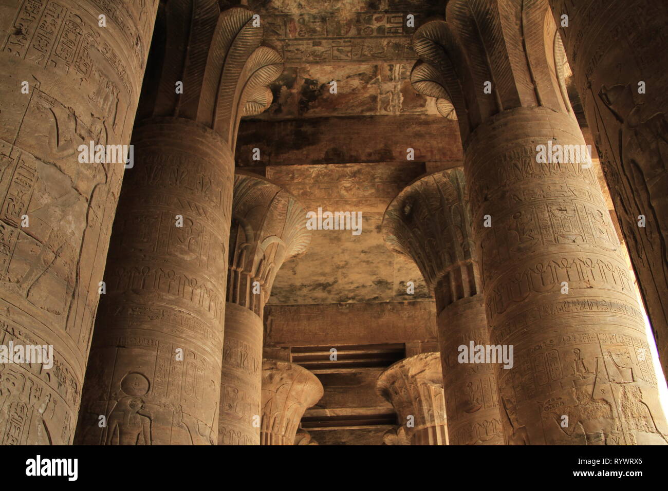 Innenraum low light Bild des Tempels von Edfu, Westufer des Nils, der Ägypten, Nordafrika, Naher Osten Stockfoto