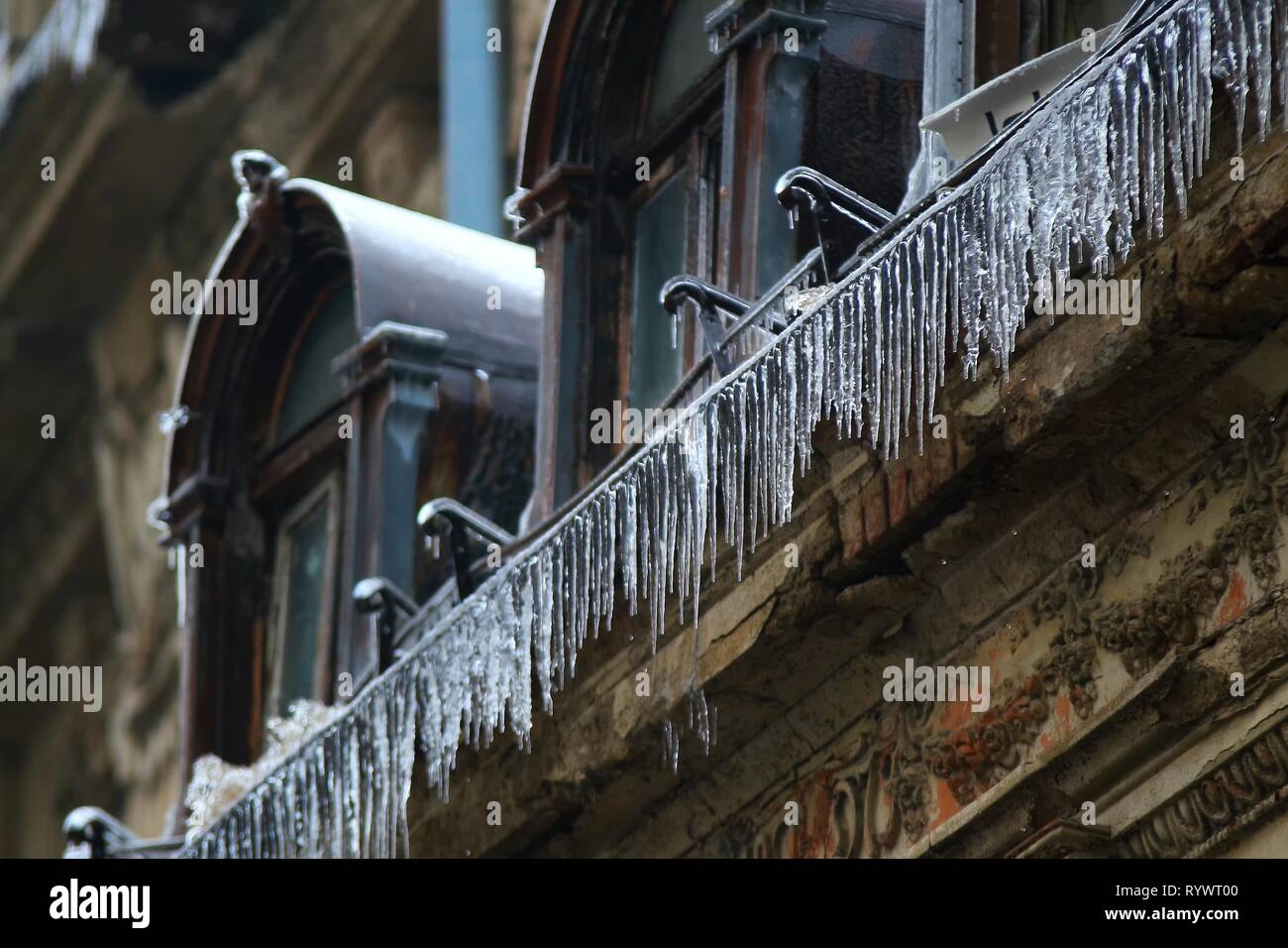 Bukarest, Rumänien - Januar 27, 2019: Alte Gebäude in einem fortgeschrittenen Abbau Zustand auf Baratiei Straße ist verglast mit Eis nach einem Winter ic Stockfoto