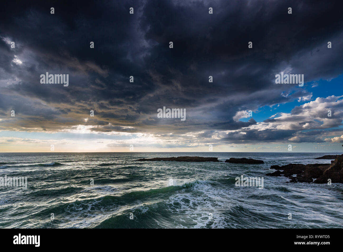 Rau, stürmische Meere mit weißen Spray und Nebel, Sonnenuntergang über majestetic Wolken bei Kere Kere Strand, Northland, Neuseeland Stockfoto