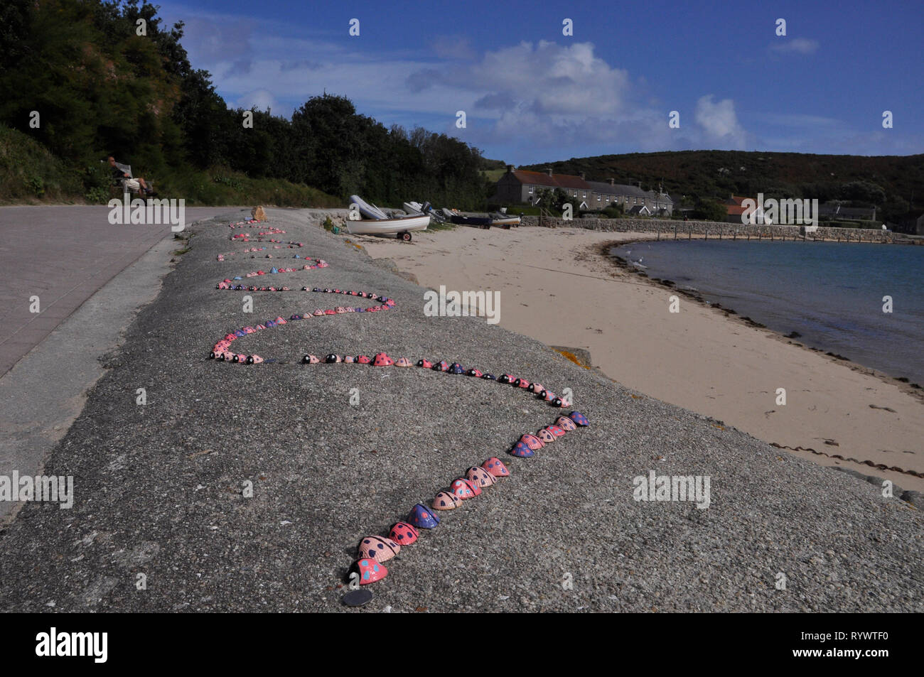 Tanks für Nächstenliebe durch lokale Schule Kinder malten und verkauft für Fonds. Auf der Kaimauer des Hafens auf Tresco, Isles of Scilly angezeigt. Cornwall, Stockfoto