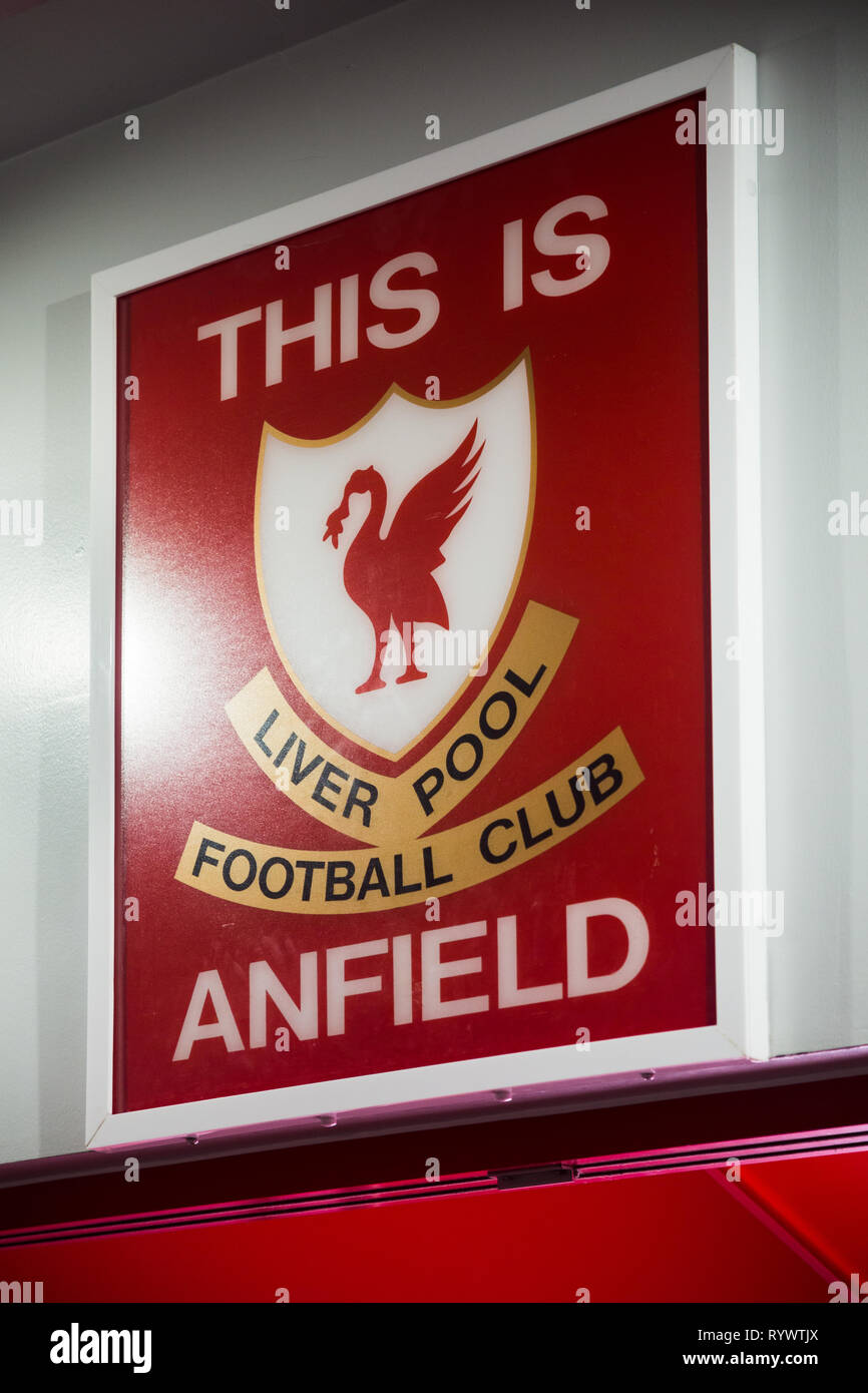 Rot Dies ist Anfield Zeichen mit team Emblem auf Wand über Eingang Tunnel von Spielern Bereich auf pitch Liverpool Football Club Anfield Road Stadium Stockfoto
