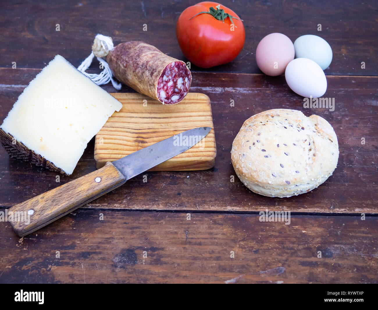 Eine iberische Schwein Wurst auf einem alten Holzplatte mit einem ...