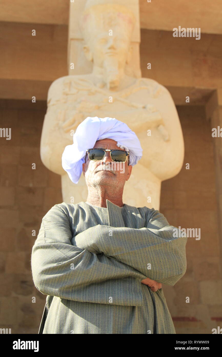 Temple Guard, der seine besten Osiris darstellen, Totentempel der Hatschepsut, West Bank, Luxor, Oberägypten, Naher Osten Stockfoto