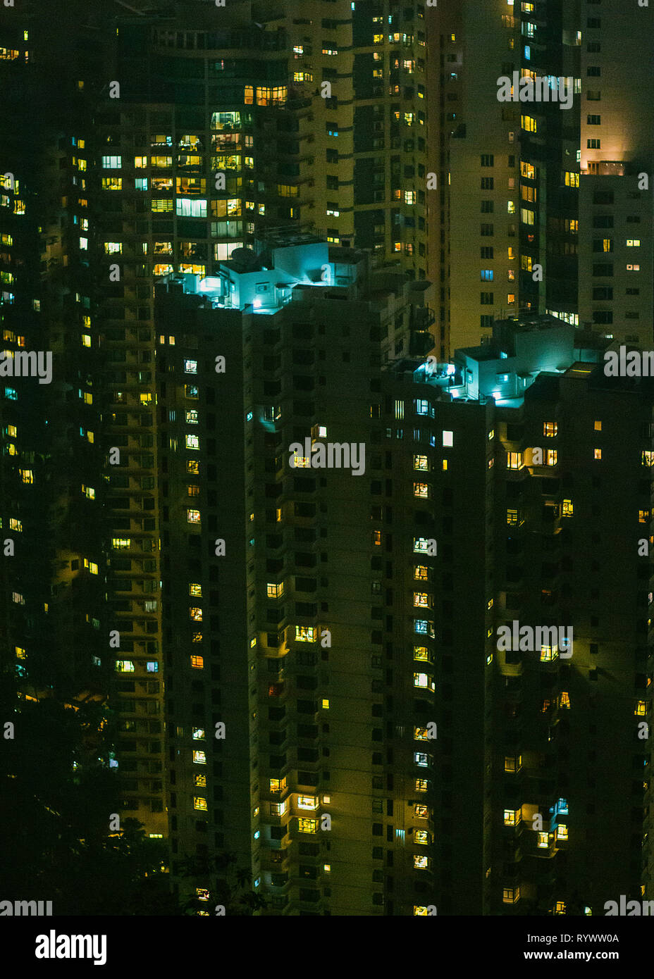 High-Density-Gehäuse in der Nacht in Hongkong. Stockfoto