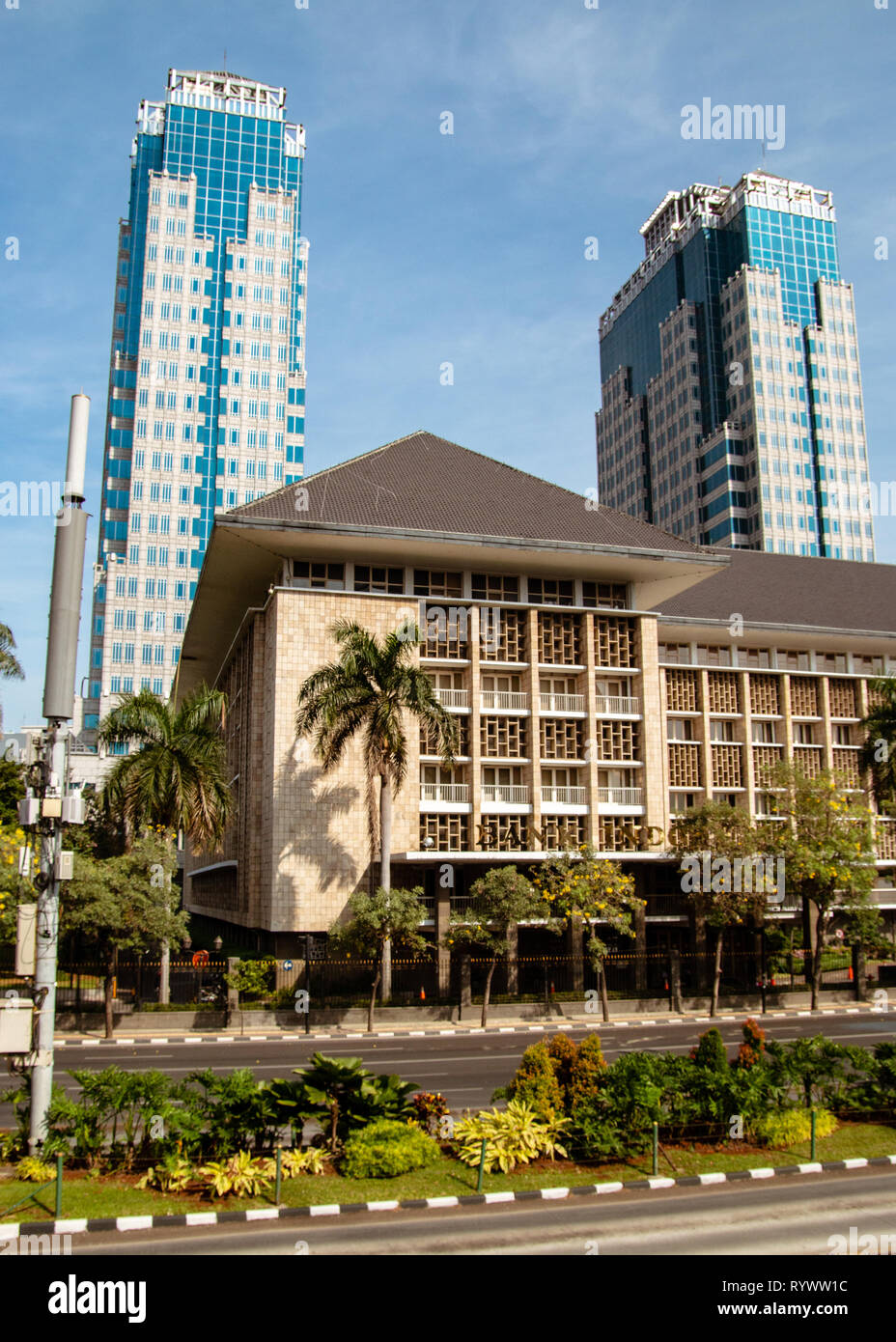 Eine palmengesäumte Stadtstraße in Jakarta - der Hauptstadt Indonesiens. Stockfoto