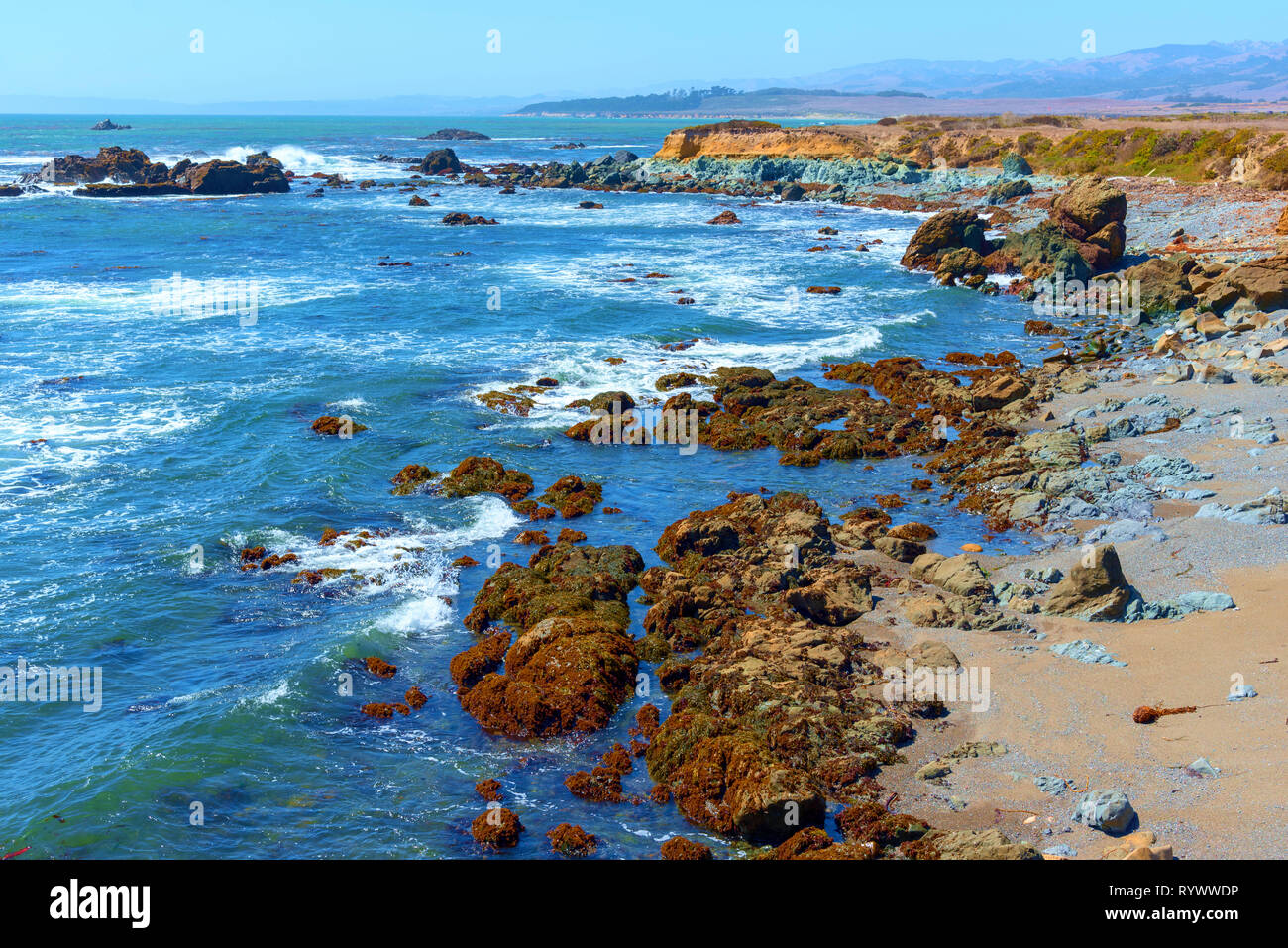 Das blaue Meer mit Wellen auf die Felsen brechen. Stockfoto