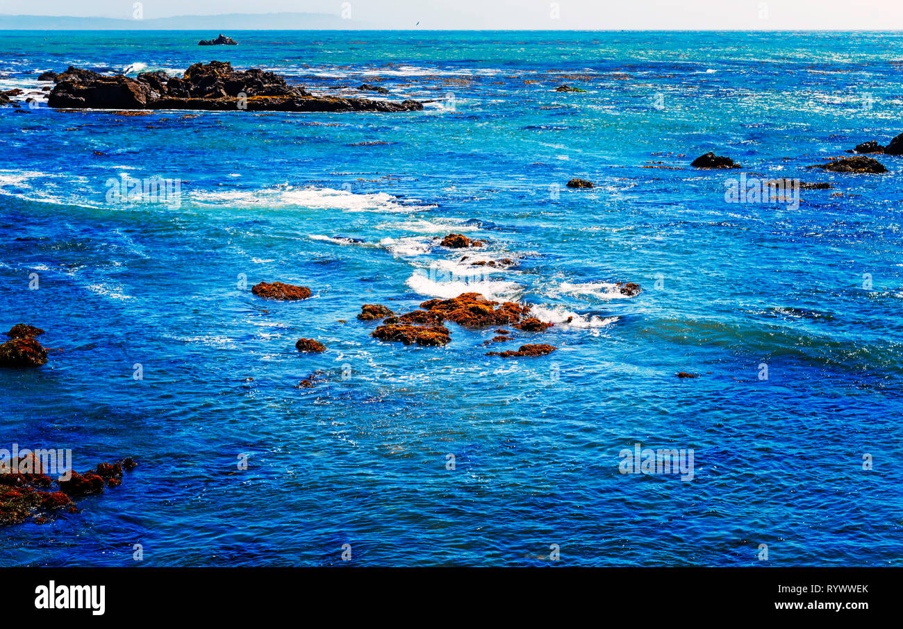 Felsen im Meer mit Wellen auf die Felsen. Stockfoto