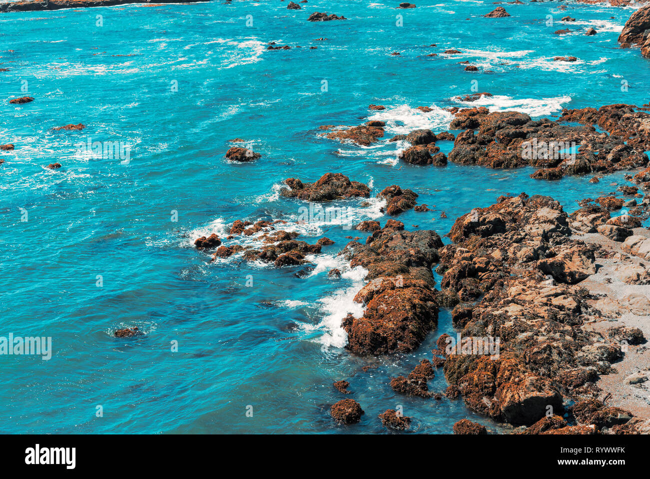 Ozean Wellen, die auf der felsigen Küste. Stockfoto