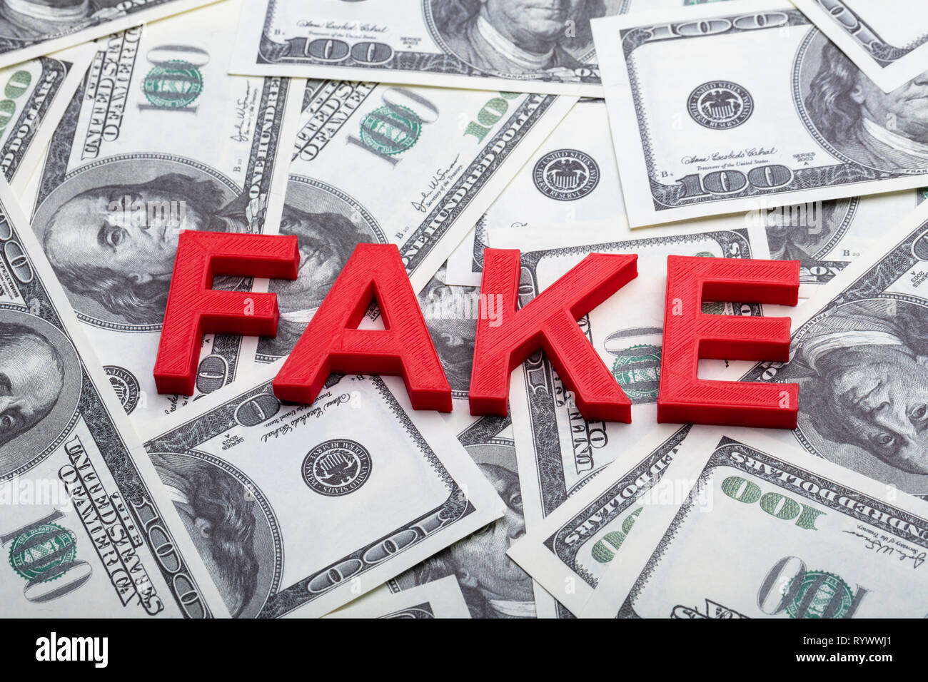 Hohe Betrachtungswinkel von Red Fake Wort auf Amerikanische Banknote Stockfoto