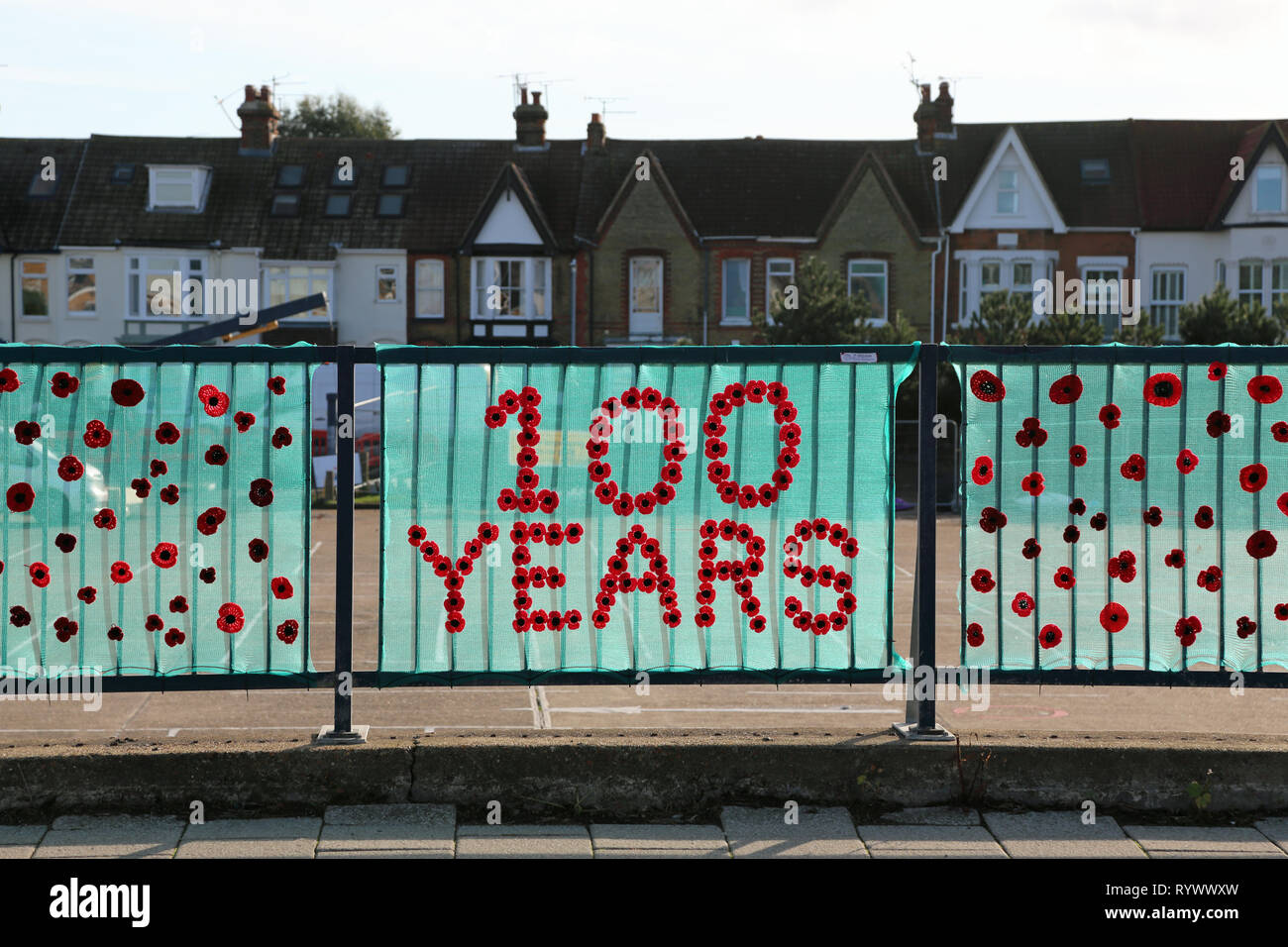 Wolle Rosetten Kennzeichnung 100 Jahre seit dem Ende des Ersten Weltkriegs in Whitstable, Kent, Großbritannien. Stockfoto