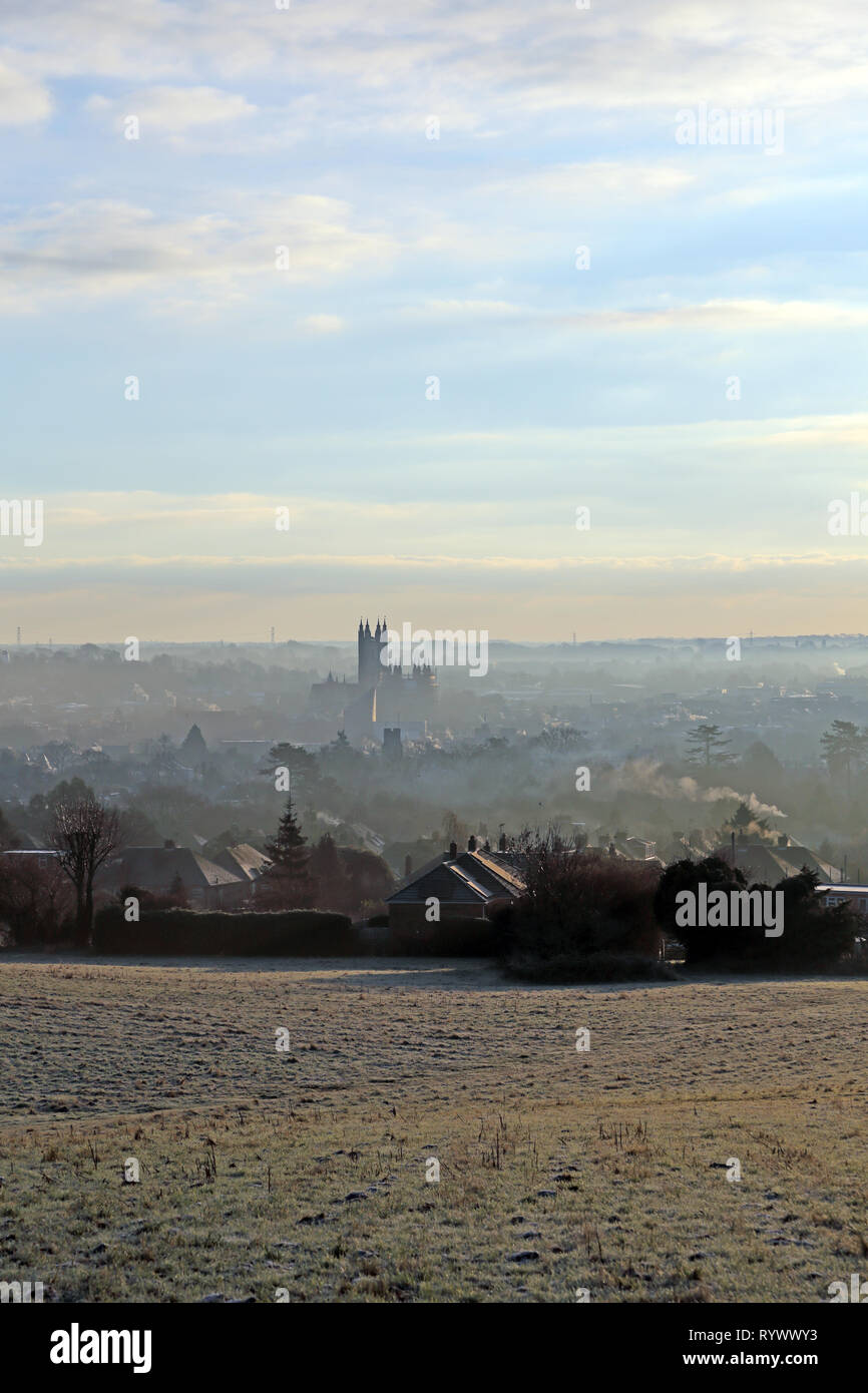 Blick auf die Kathedrale von Canterbury in der Morgendämmerung am Weihnachtstag 2018 von Neil's Place Wiese. Stockfoto