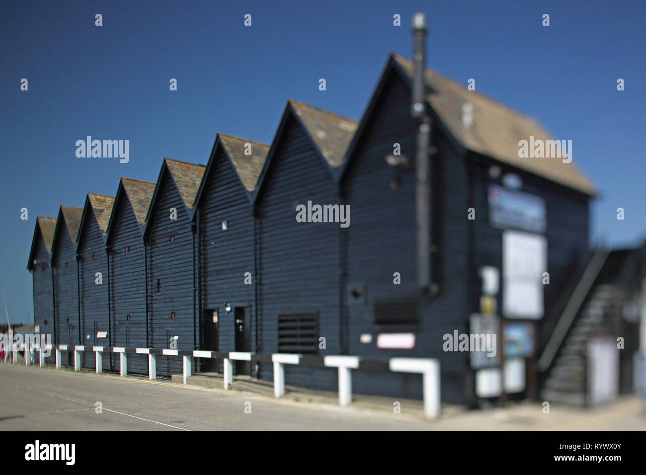 Fisherman's Hütten am Hafen Whitstable, Kent, England. Mit einer Perspektive der Objektiv aufgenommen. Stockfoto