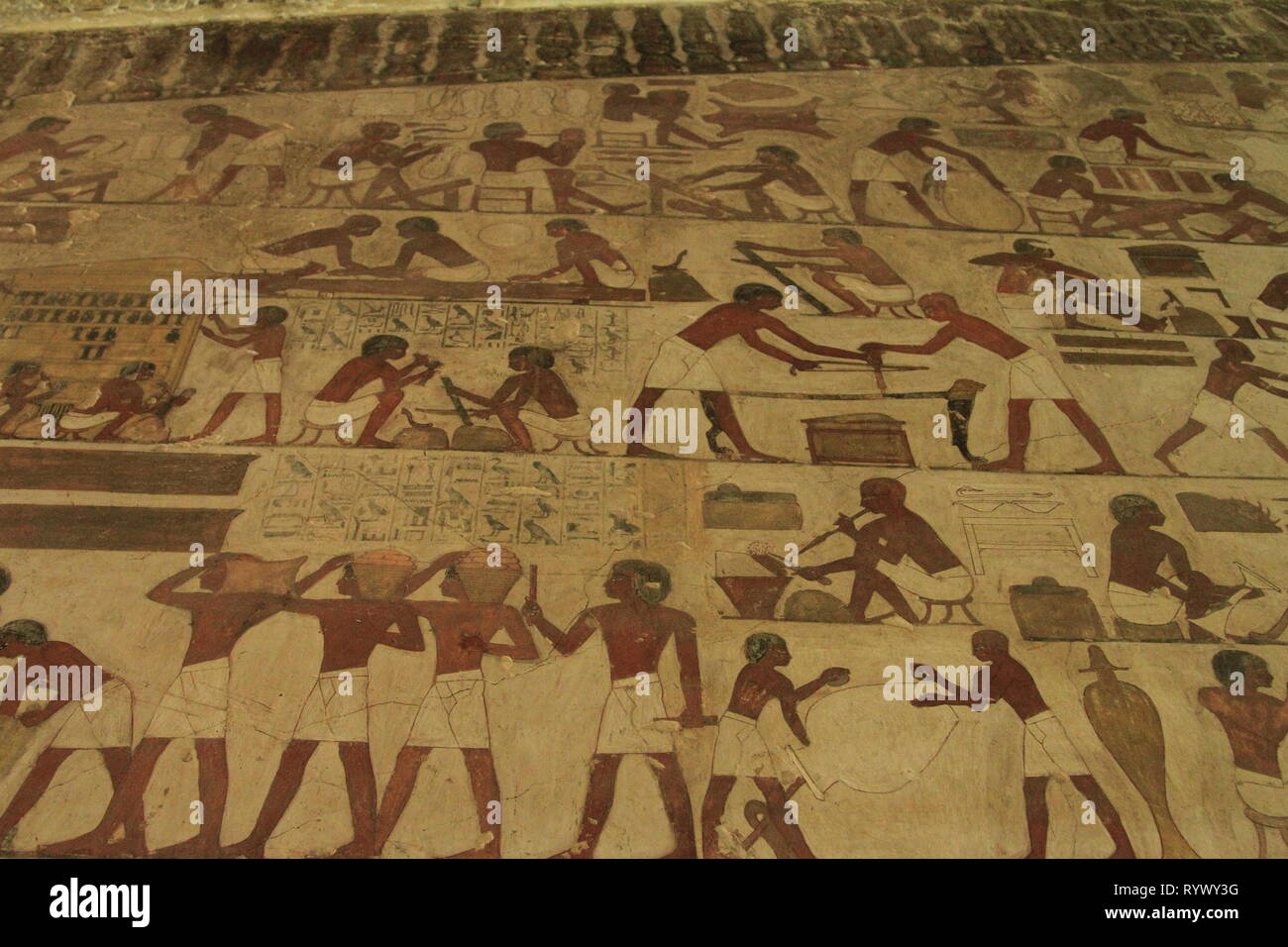 Malerei zeigt alltägliche Szenen, wie z.b. Tischler, Holzbearbeitung, Schleppen, Korn, im alten Ägypten, rekhmire's Tomb, Deir el-Medina, West Bank, Luxor Stockfoto