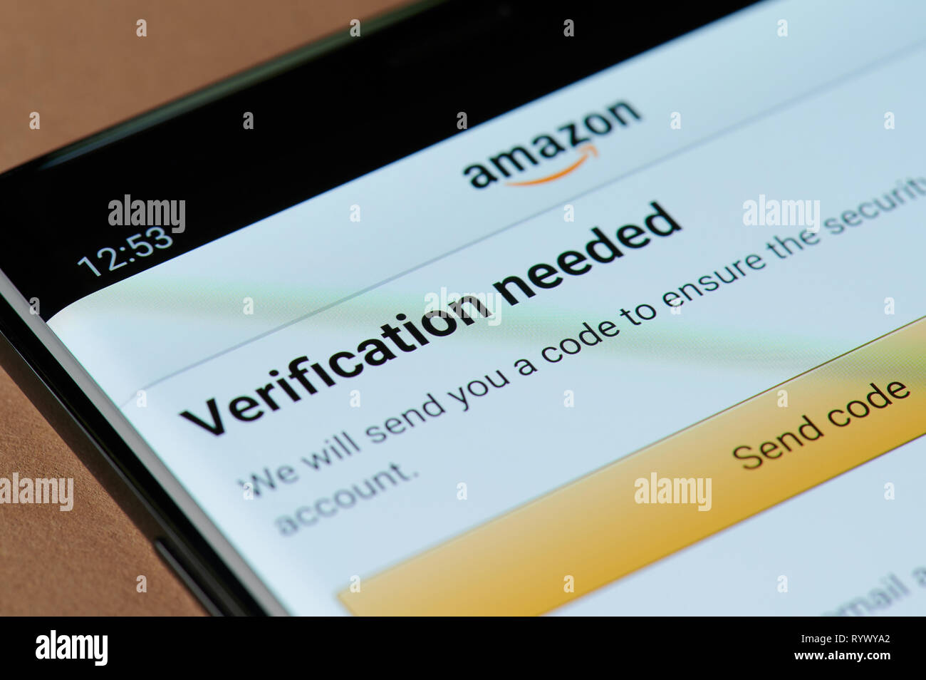 New York, USA - 15. März 2019: Amazon Überprüfung der Sicherheit der Bildschirm des Smartphones Nähe zu sehen. Stockfoto