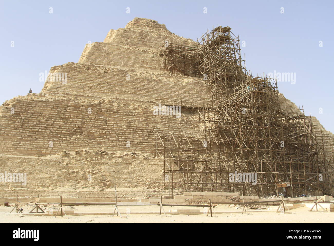 Die stufigen Pyramide des Djoser gerade Restaurierung, Saqqara, Gizeh Governorate, Ägypten Stockfoto