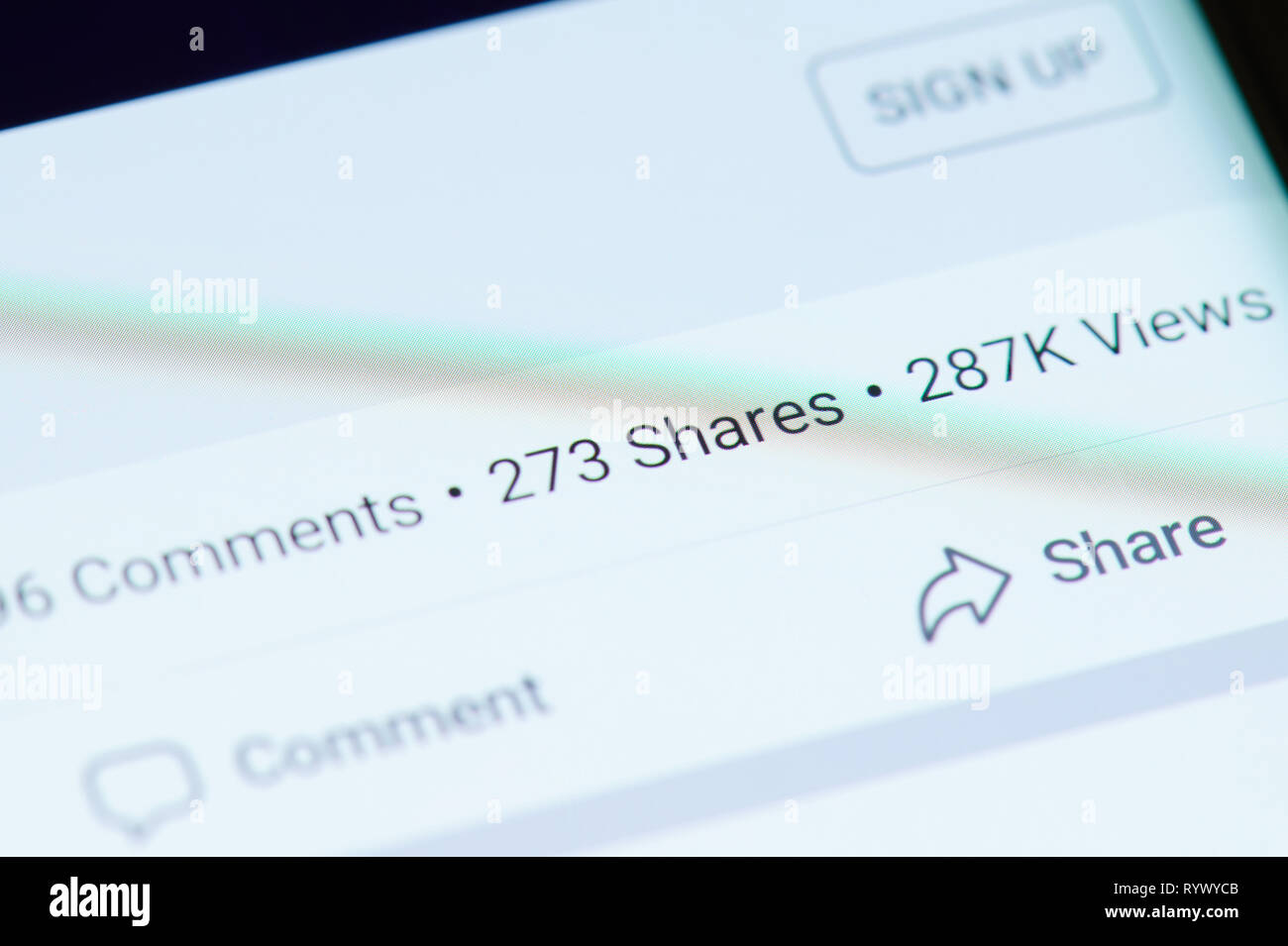 New York, USA - 15. März 2019 - Gemeinsame Nutzung von Post in sozialen Medien der Bildschirm des Smartphones Nähe zu sehen. Stockfoto