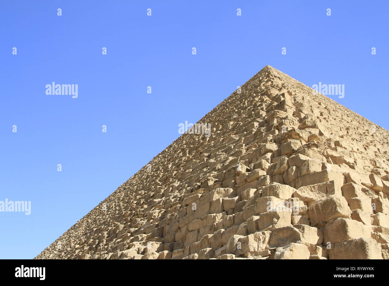 Das Profil der Cheops-pyramide, blauer Himmel, und ein Gefühl für die Größe der Bausteine, Gizeh Pyramide Komplex, Kairo, Ägypten Stockfoto