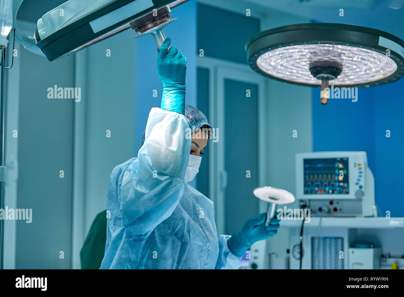 Chirurgie. Die Schwester passt das Licht über dem OP-Tisch Stockfoto