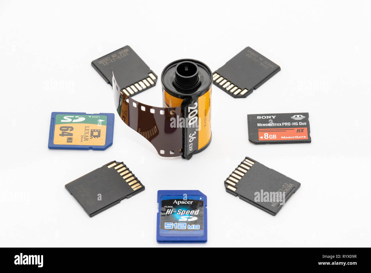 Fotografie Film und digitalen Speicherkarten auf weißem Hintergrund Stockfoto