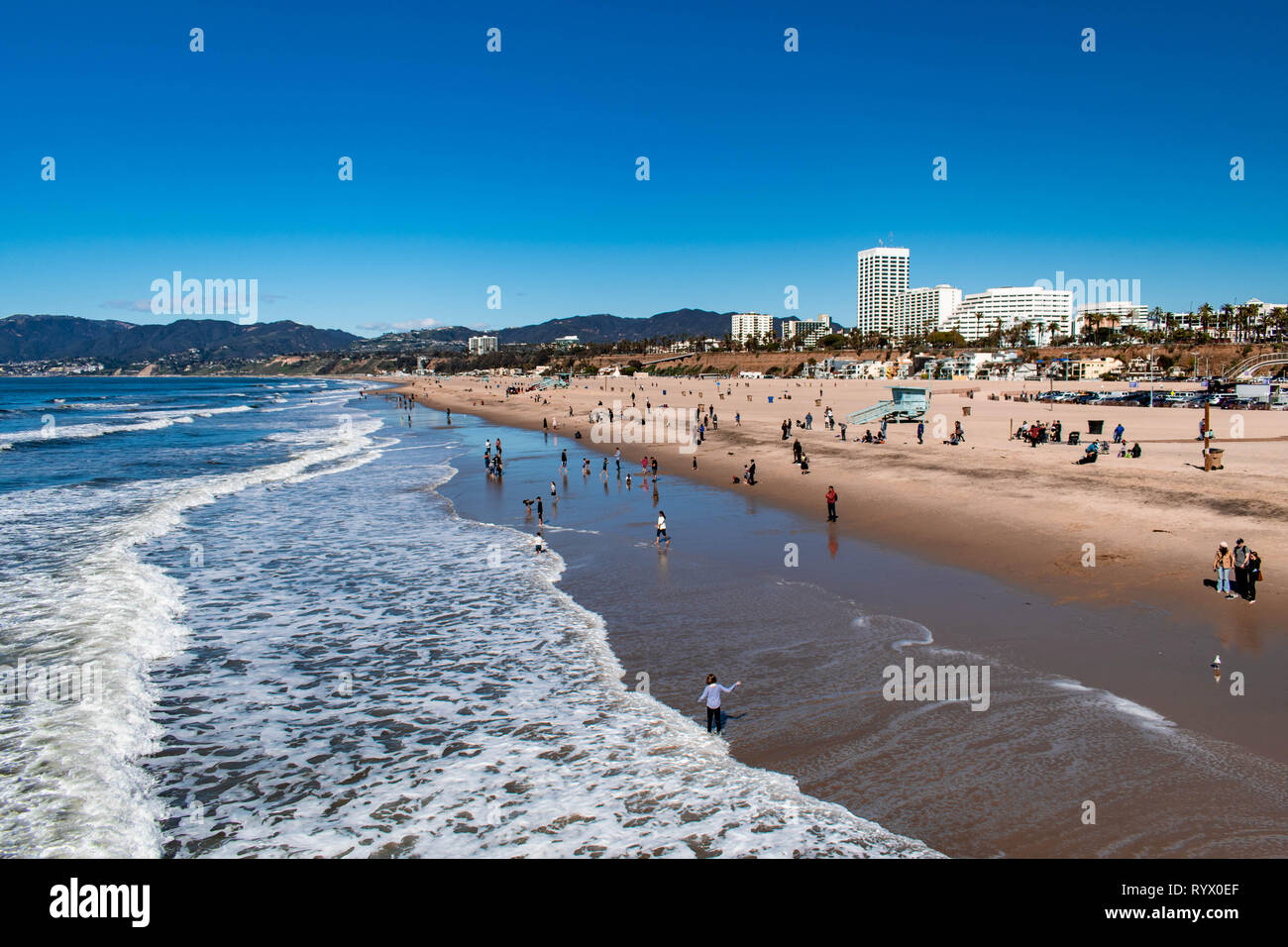 Menschen waten, Swimmingpool, Solarium, und spielen Um an einem südlichen Kalifornien Strand. Ein warmer Sommertag auf dem Sand am Strand. Stockfoto