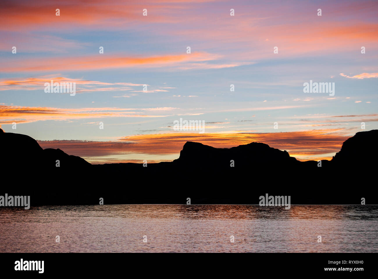 Ein Sommer Sonnenuntergang in der Wüste, See. Lake Powell, Arizona Sandstein Klippen und Felsen das Tiefblaue Wasser wie ein Schwimmbad. Stockfoto