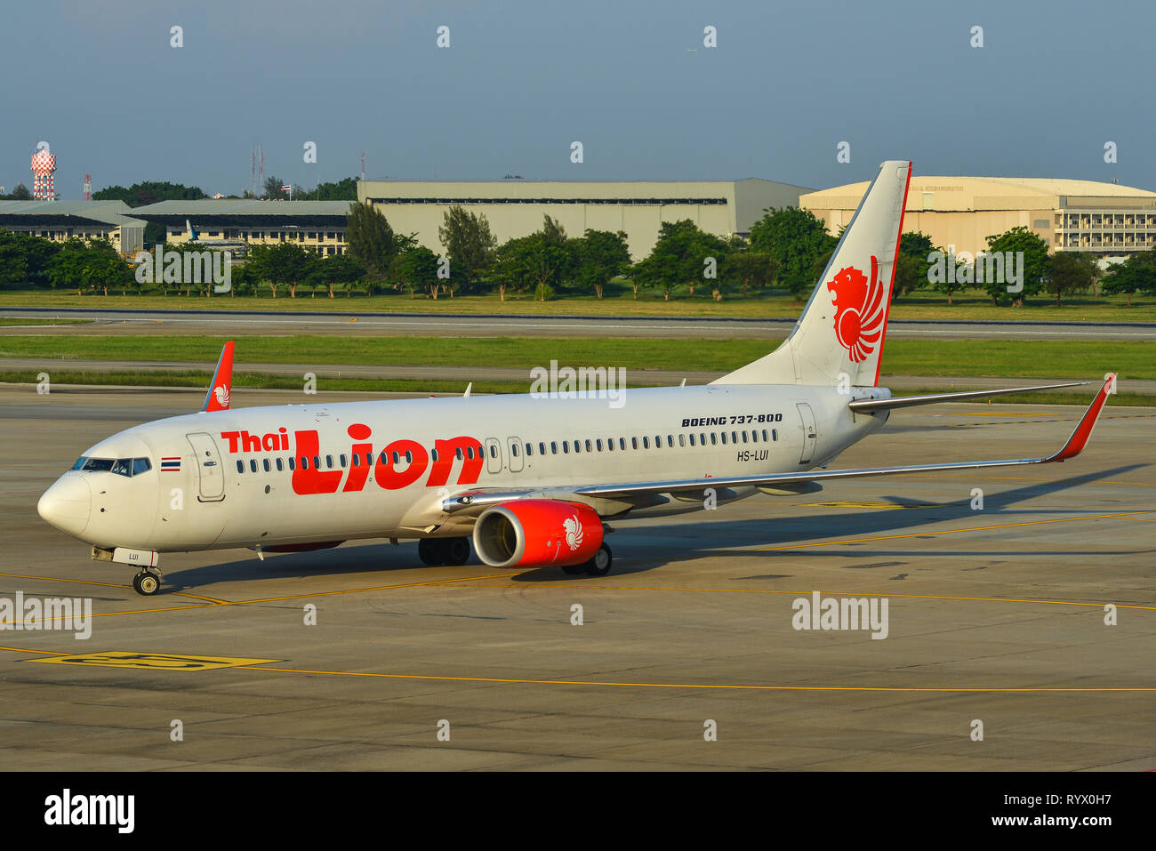 Bangkok, Thailand - 24.April 2018. Eine Boeing 737-800 Flugzeug von Thai Lion Air das Rollen auf die Piste von Bangkok Don Muang Airport (DMK). Stockfoto