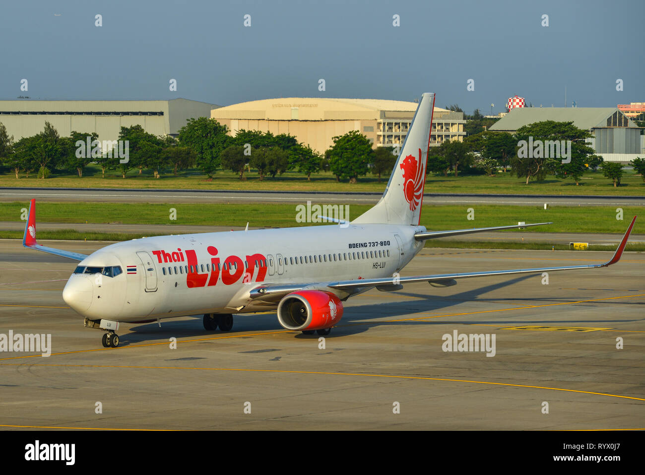 Bangkok, Thailand - 24.April 2018. Eine Boeing 737-800 Flugzeug von Thai Lion Air das Rollen auf die Piste von Bangkok Don Muang Airport (DMK). Stockfoto