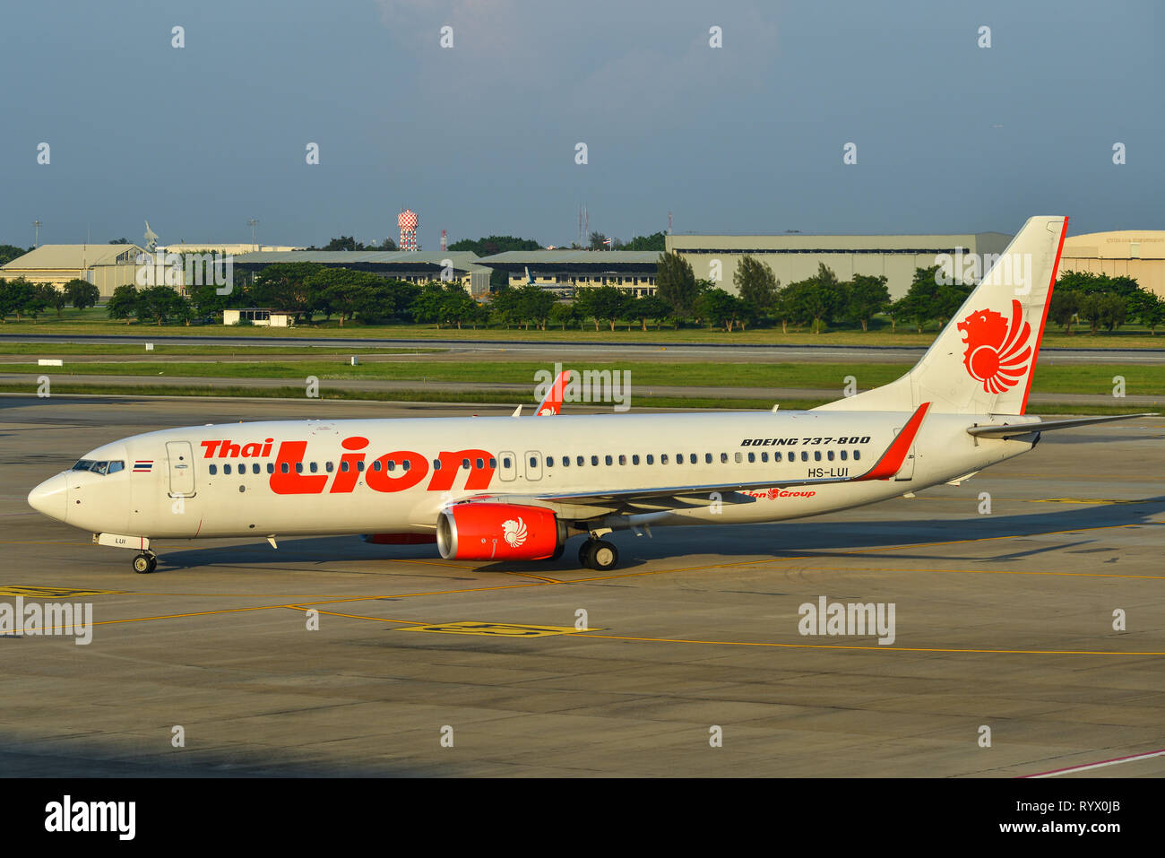 Bangkok, Thailand - 24.April 2018. Eine Boeing 737-800 Flugzeug von Thai Lion Air das Rollen auf die Piste von Bangkok Don Muang Airport (DMK). Stockfoto