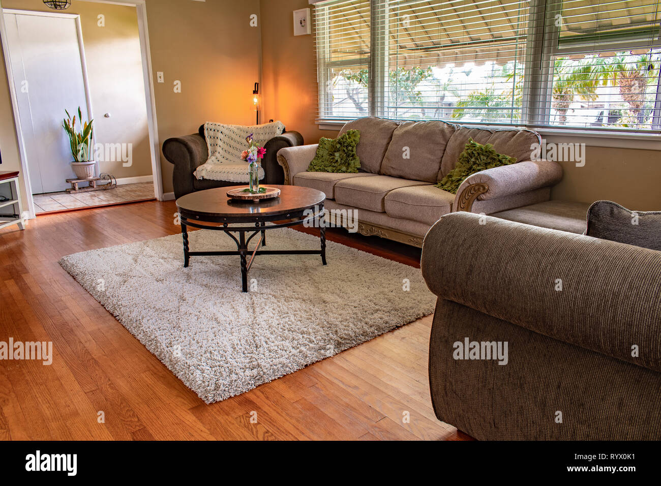 Ein komfortables Suchen Familienzimmer. Sofas und Teppich ruht auf einem plank Parkett Stockfoto