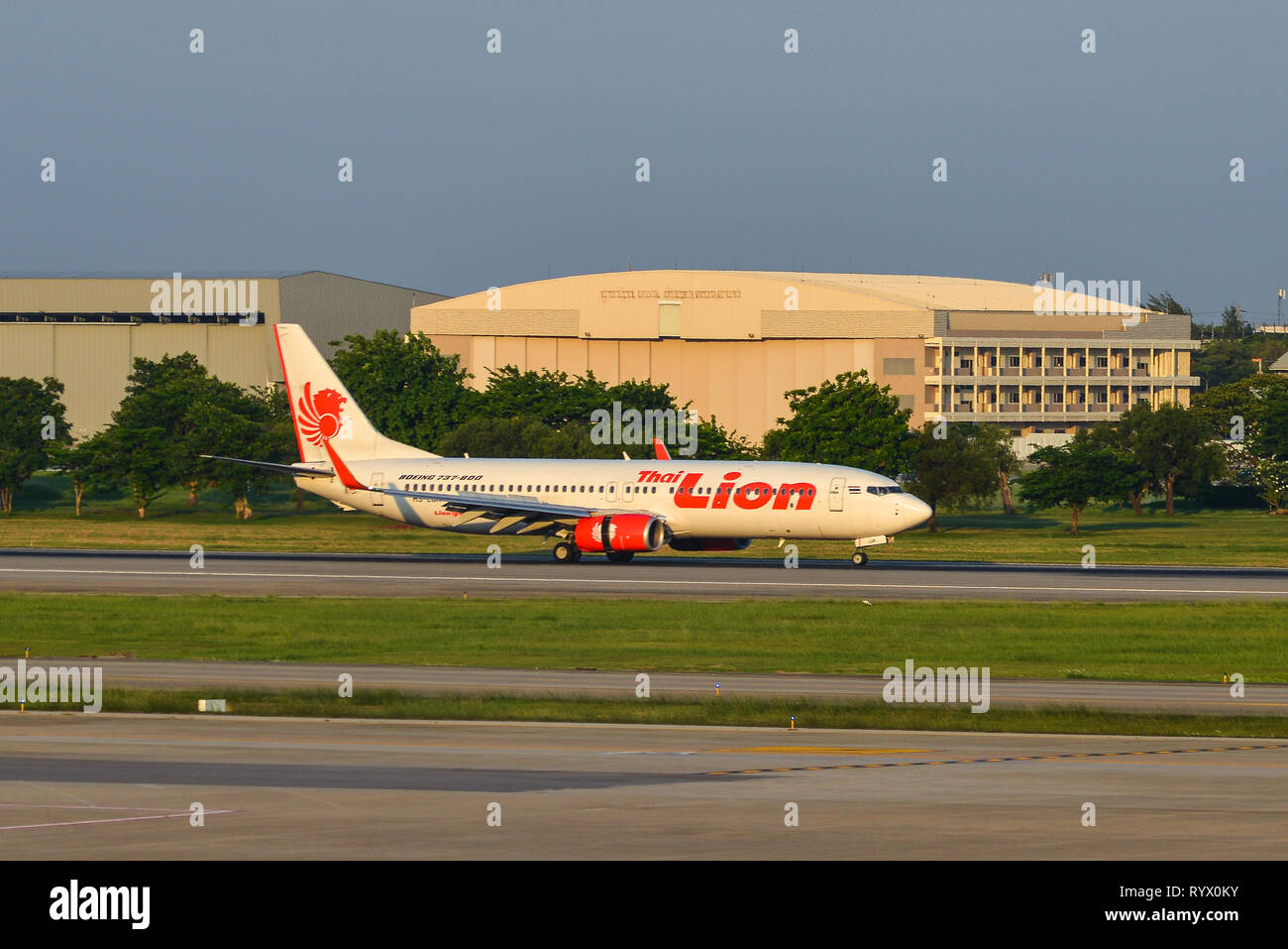 Bangkok, Thailand - 24.April 2018. Eine Boeing 737-800 Flugzeug von Thai Lion Air das Rollen auf die Piste von Bangkok Don Muang Airport (DMK). Stockfoto