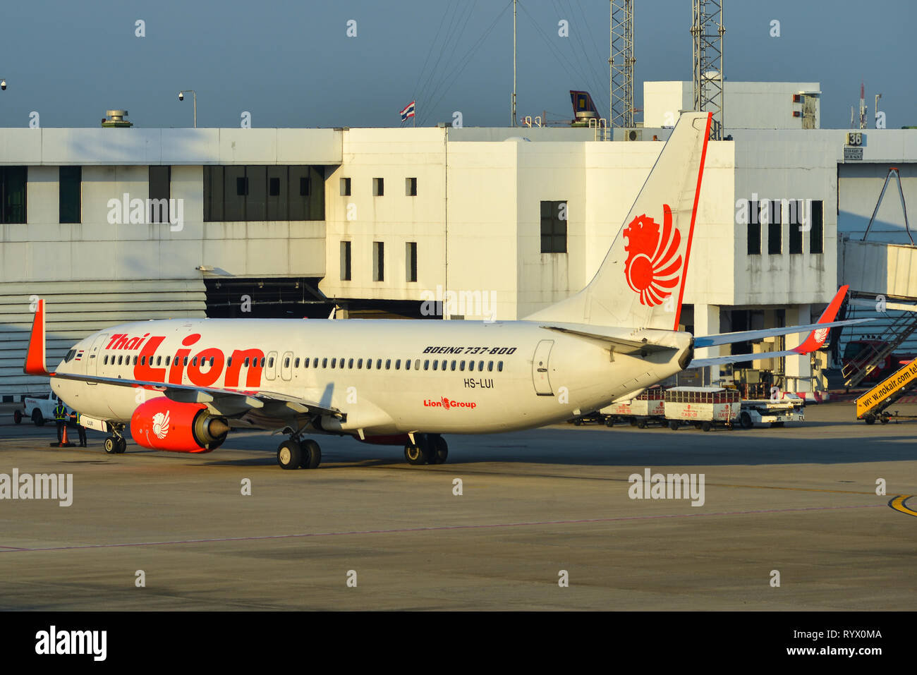 Bangkok, Thailand - 24.April 2018. Eine Boeing 737-800 Flugzeug von Thai Lion Air das Rollen auf die Piste von Bangkok Don Muang Airport (DMK). Stockfoto