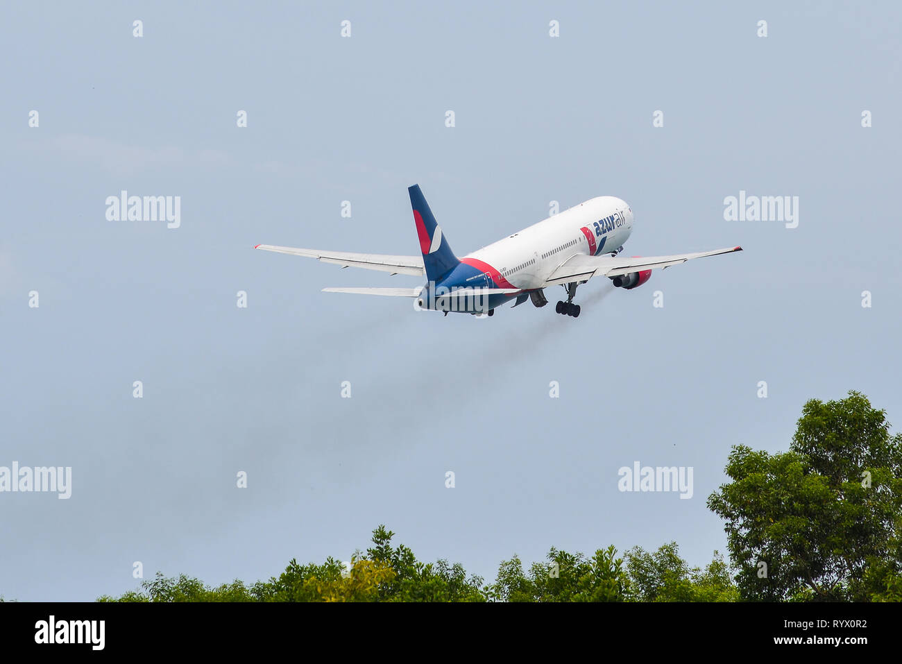 Phuket, Thailand - Apr 25, 2018. Eine Boeing 767-300ER Flugzeug der Azur Luft weg vom Flughafen Phuket (HKT). Stockfoto