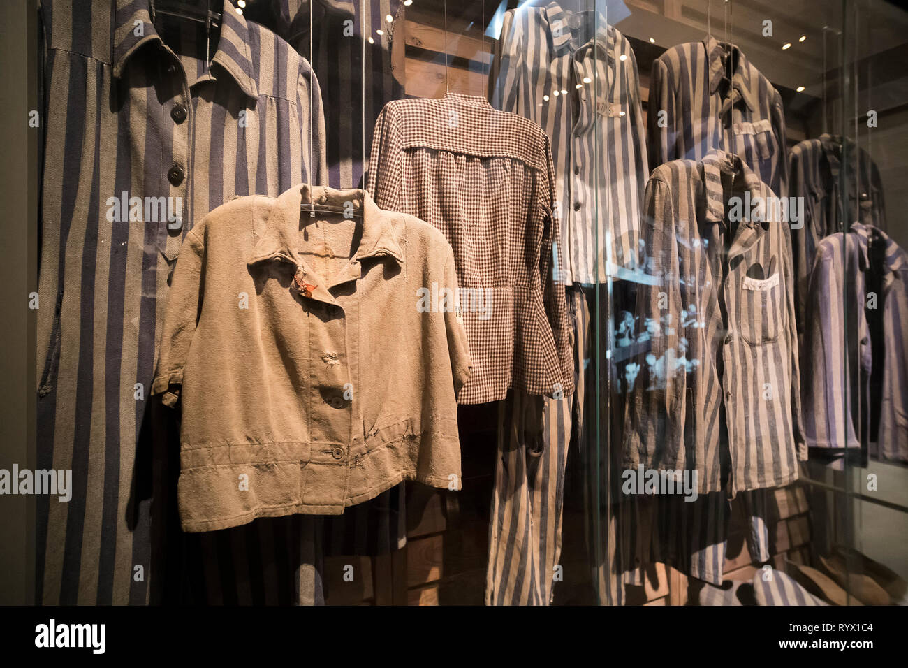 Anzeigen von Yad Vashem Exposition von Kleidung, die von jüdischen Gefangenen in Konzentrations- und Arbeitslagern getragen. Inhaftierung von Juden während des Zweiten Weltkriegs. JERUSALEM, ISRA Stockfoto