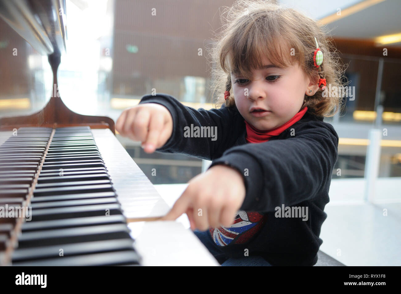 Kleines Mädchen Spaß am Klavier Stockfoto