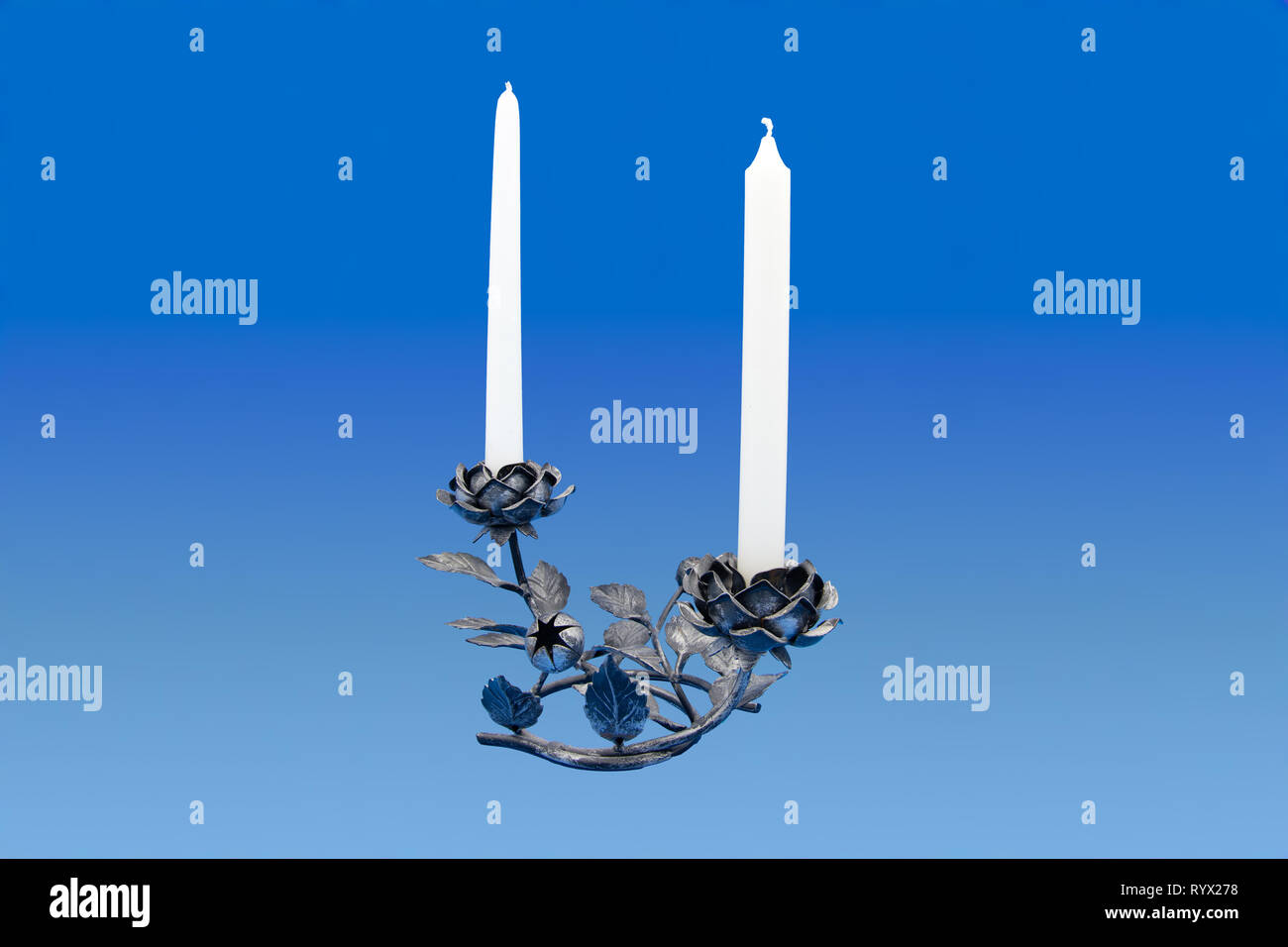 Eine dekorative Bügeleisen Kerzenhalter in der Form von zwei Rosen, Knospen und Blätter Stockfoto