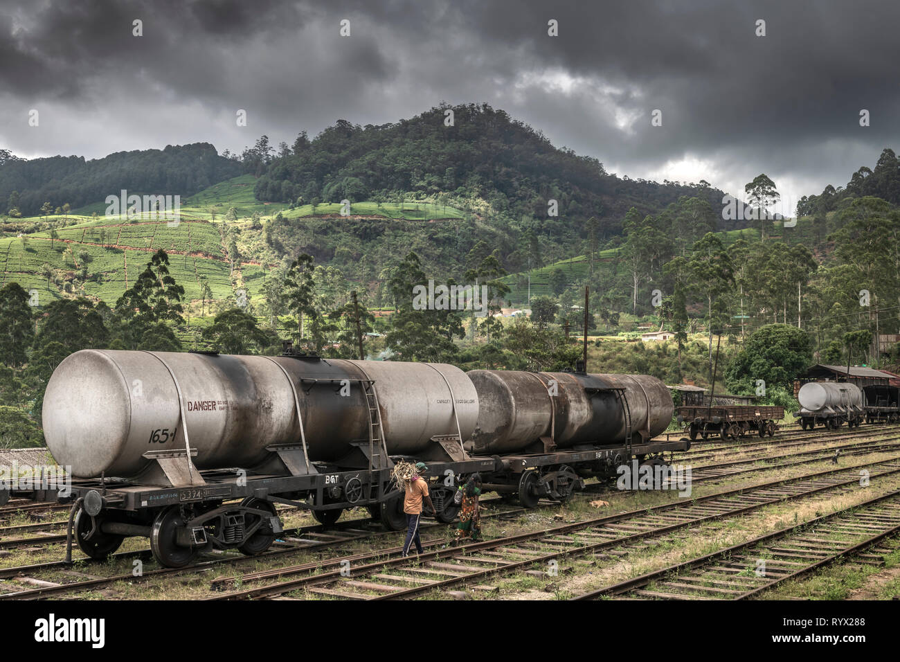 Ein paar Gehminuten entlang der Schienen an Nanu-Oya Station, als Sturm c; der Blick über die Hügel in der zentralen Provinz von Sri Lanka sammeln, können Sie über die Eisenbahn lin Stockfoto