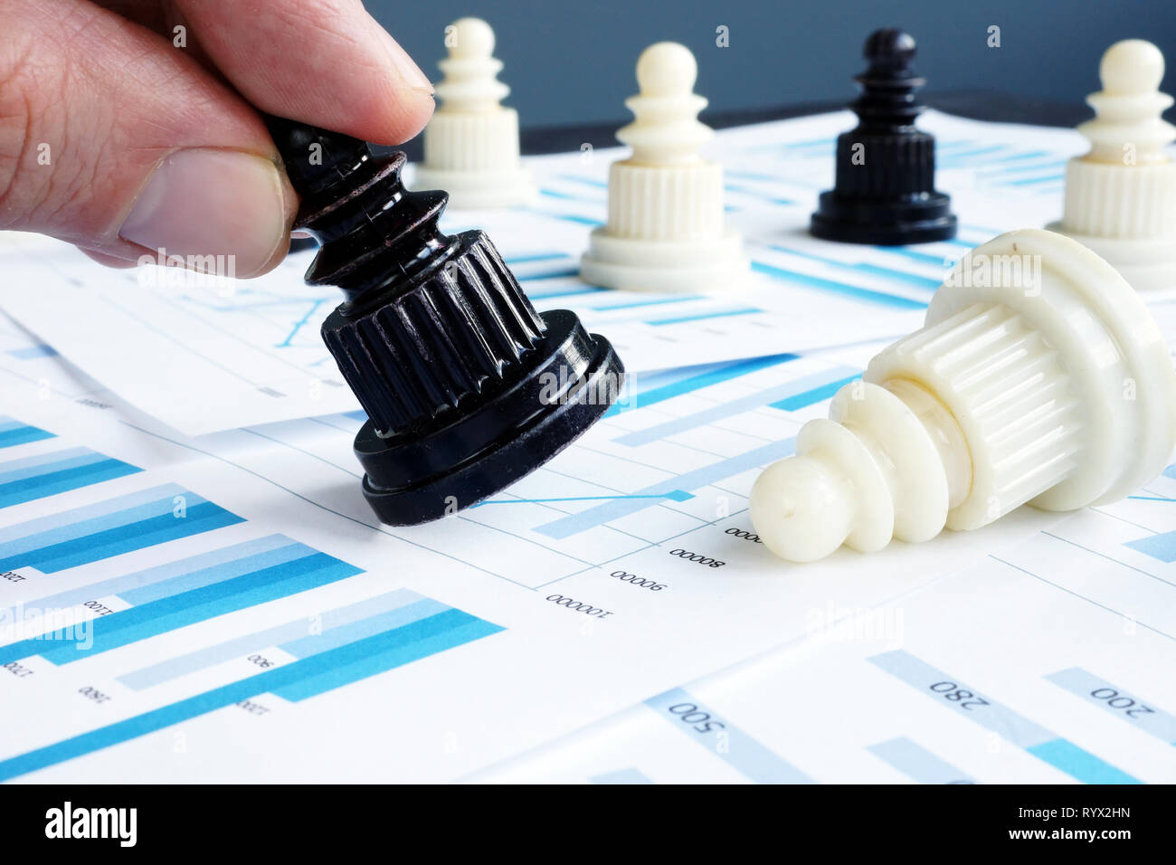 Geschäftsmann spielen Schach auf Business Report. Strategie und Führung Konzept. Stockfoto