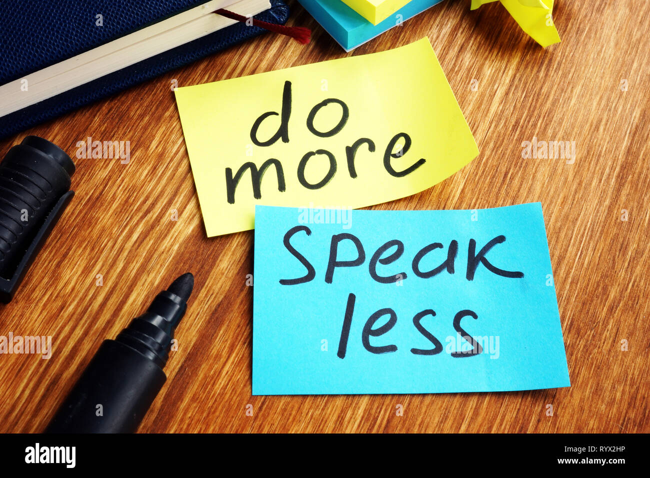 Tun Sie mehr sprechen weniger auf eine Farbe, Papiere geschrieben. Stockfoto