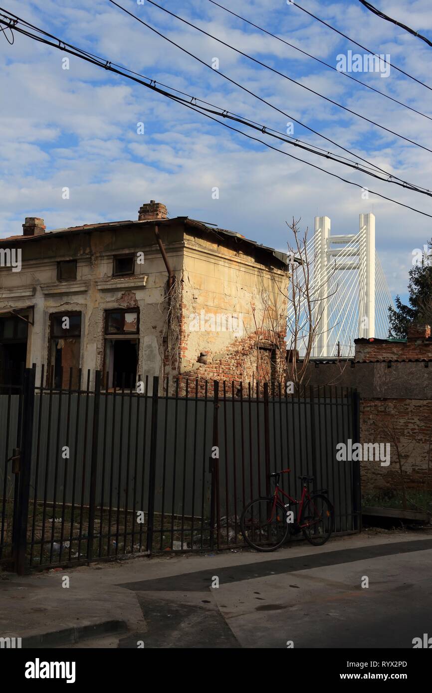 Bukarest, Rumänien - Dezember 11, 2016: Ein verlassenes Haus ist vor 'Basarab-brücke', die längste und höchste Hängebrücke in Buch gesehen Stockfoto