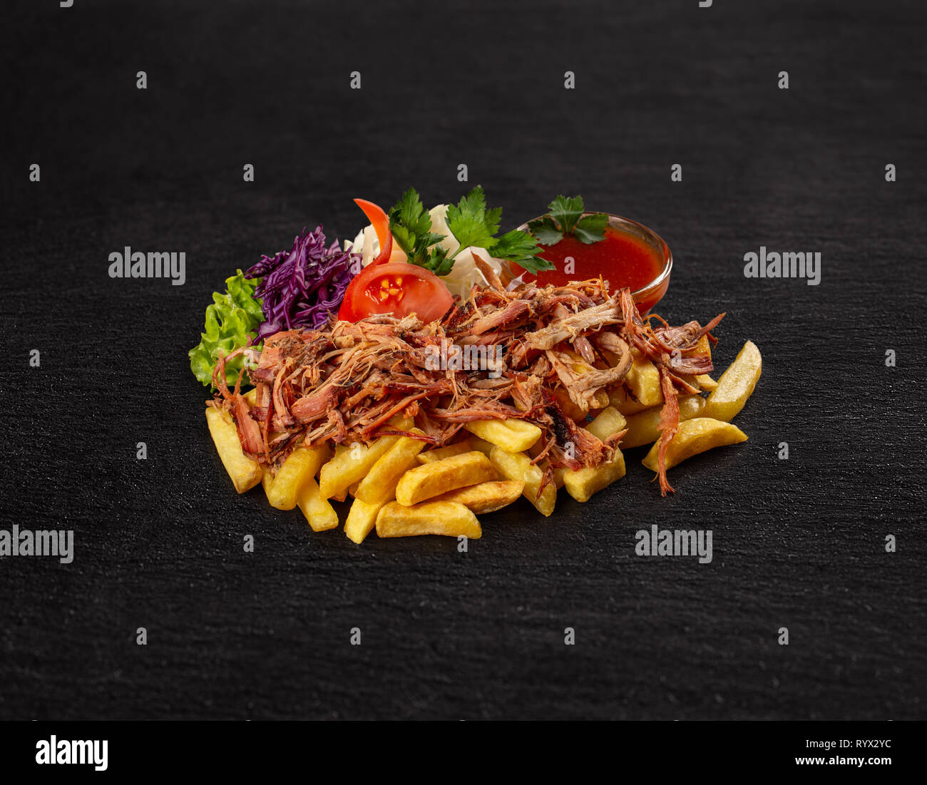 Bbq zog Schwein mit Pommes mit Soße auf schwarzem Hintergrund Stockfoto