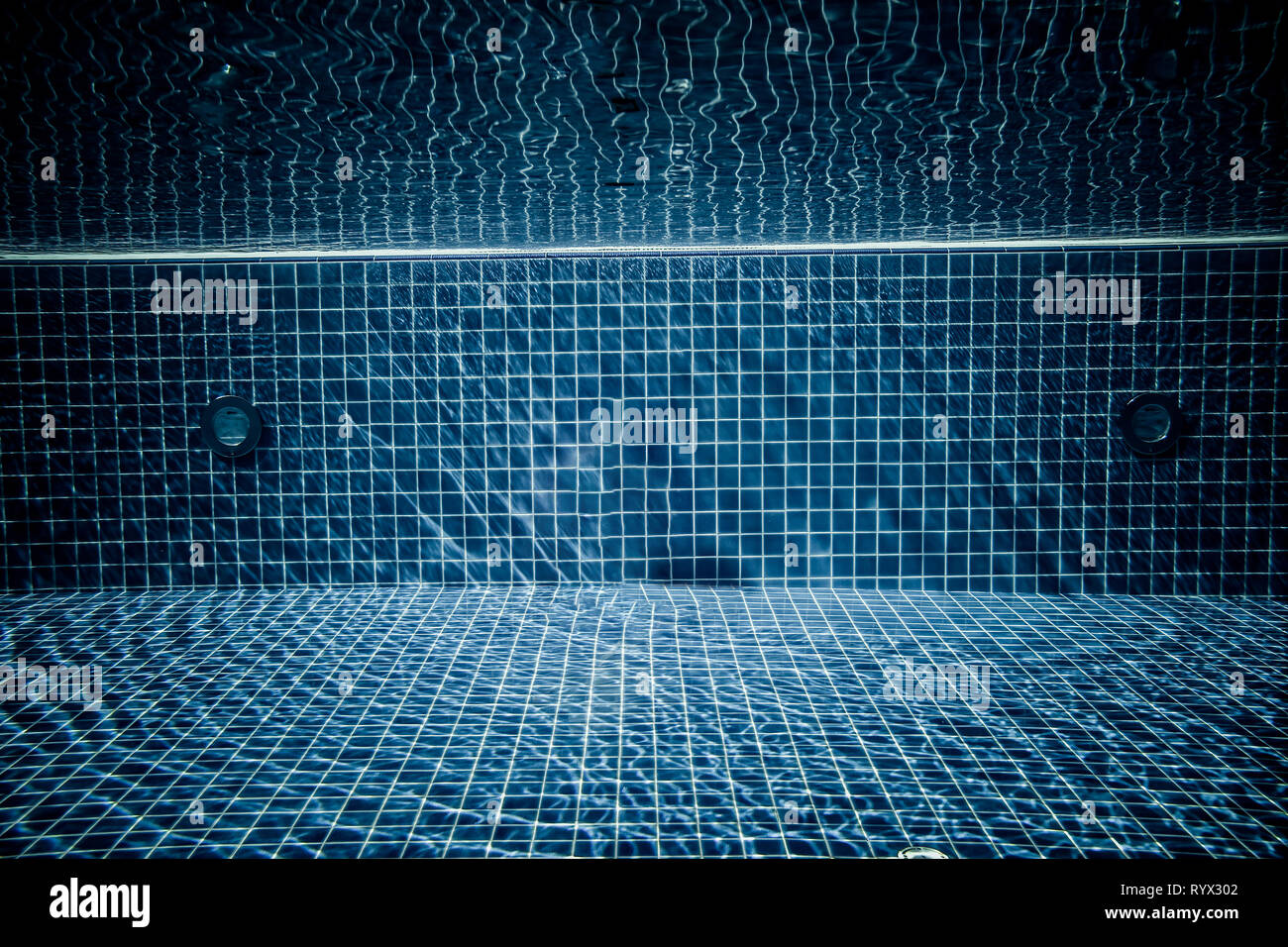 Am Pool unter Wasser Hintergrund Stockfoto