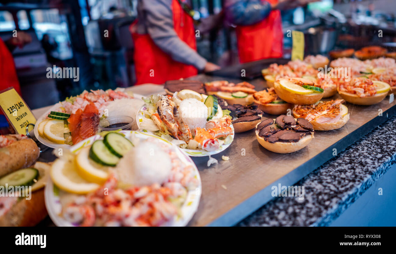 Verschiedene Meeresfrüchte in den Regalen der Fischmarkt in Norwegen, Bergen Stockfoto