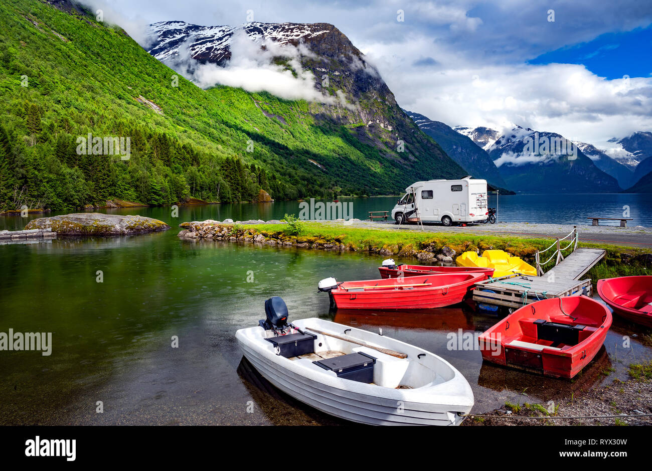 Familienurlaub reisen RV, Urlaub im Reisemobil, Caravan Auto Urlaub. Schöne Natur Norwegen natürliche Landschaft. Stockfoto