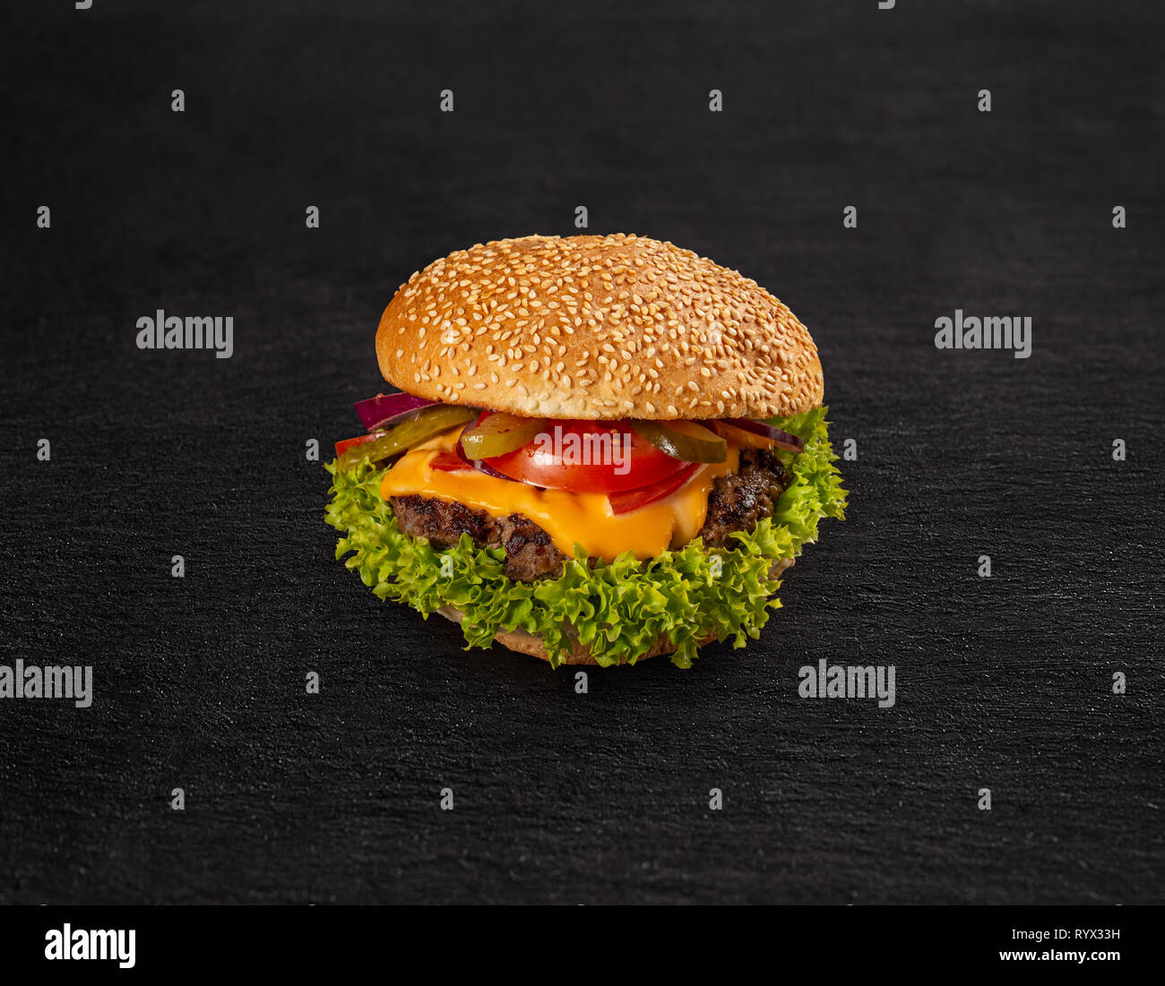 Köstliche frische Hamburger auf einem schwarzen Schiefer Hintergrund Stockfoto