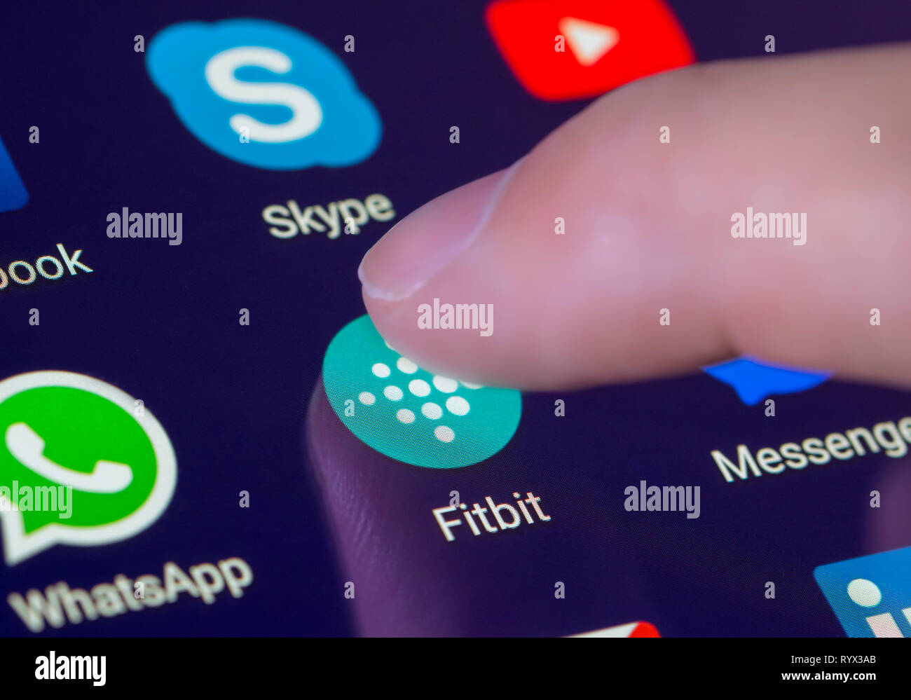 Finger drücken der Fitbit App Symbol auf einem Tablet-PC oder Handy Touchscreen. Fitbit Verknüpfung. Stockfoto