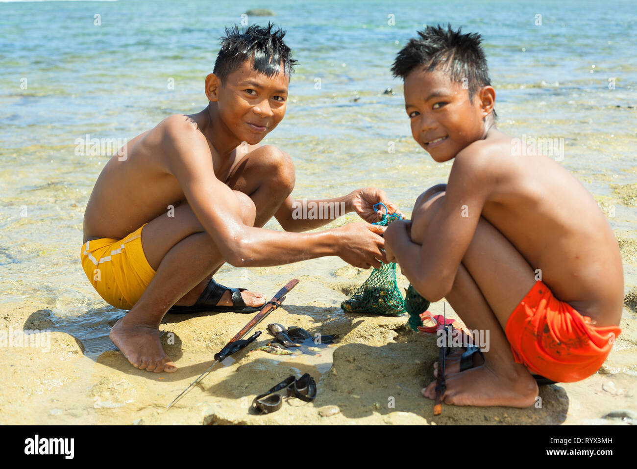 Katanduwanes, Philippinen - 1. März 2019: zwei Kinder am Ufer des Pazifischen Ozeans Stockfoto