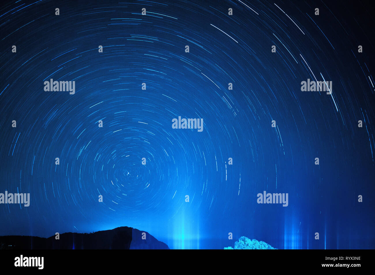 Abstract dekorative Hintergrund mit Spuren von Stars gegen den Nachthimmel Stockfoto