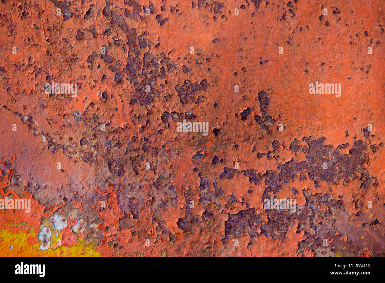 Alte vintage metallische Wand Textur Hintergrund, Peeling Risse im Lack von roter Farbe. Rostige verwitterte Oberfläche nahtlose Muster und abstrakte Formen. Grunge Stockfoto