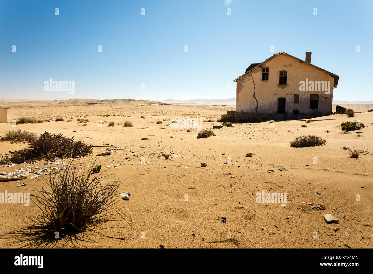 Unfruchtbare Wüste umgibt, verlassenen Haus in alte Geisterstadt Siedlung in Afrika Stockfoto