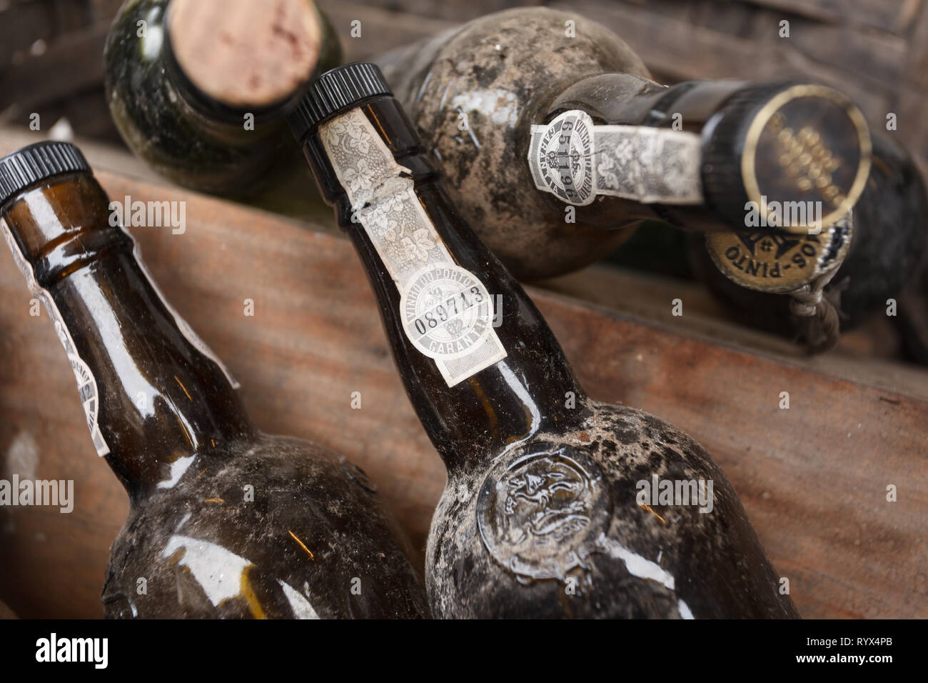 Nahaufnahme der Etiketten an den Hälsen der Weinflaschen mit ihren Einnahmen Briefmarken und Authentizität als Porto Weingut Weine Stockfoto